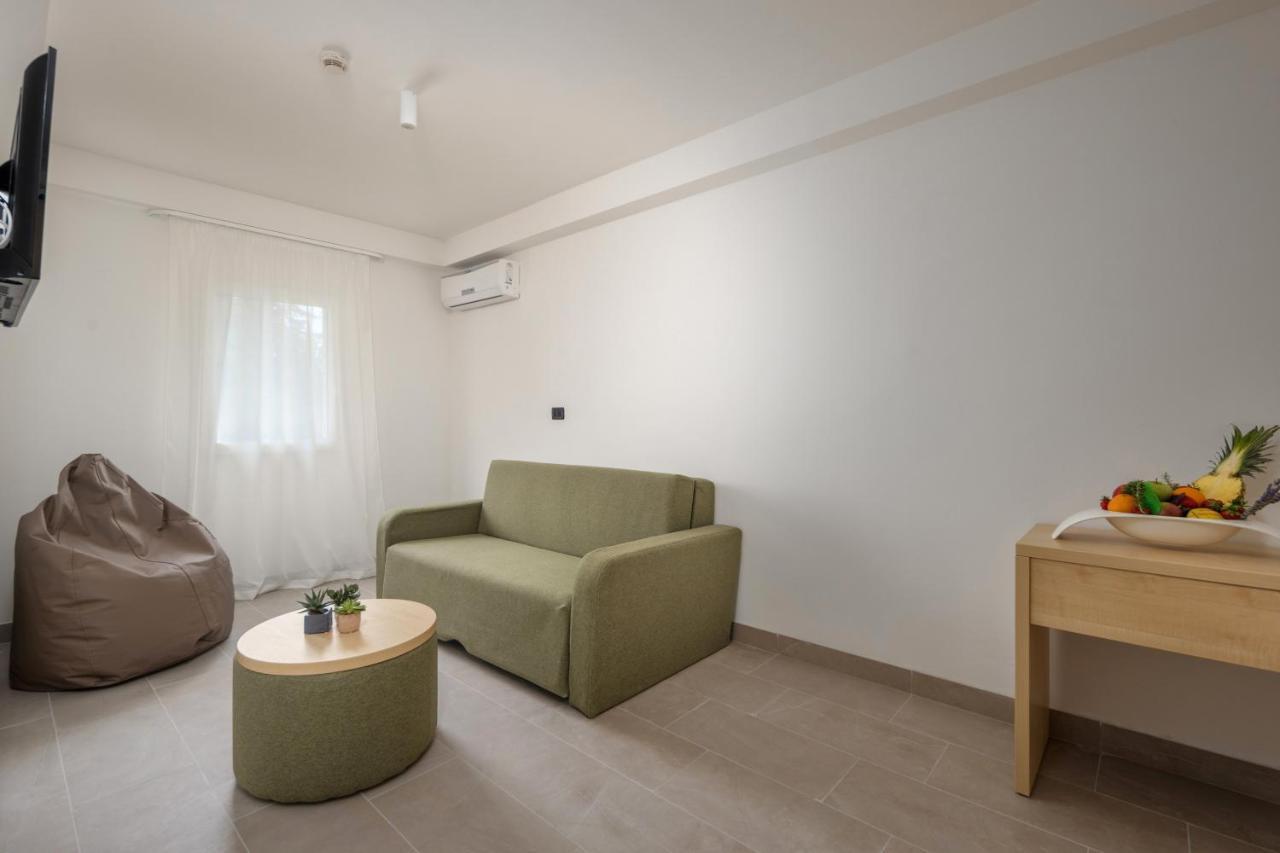 Hotel Delfin Omisalj Exterior photo