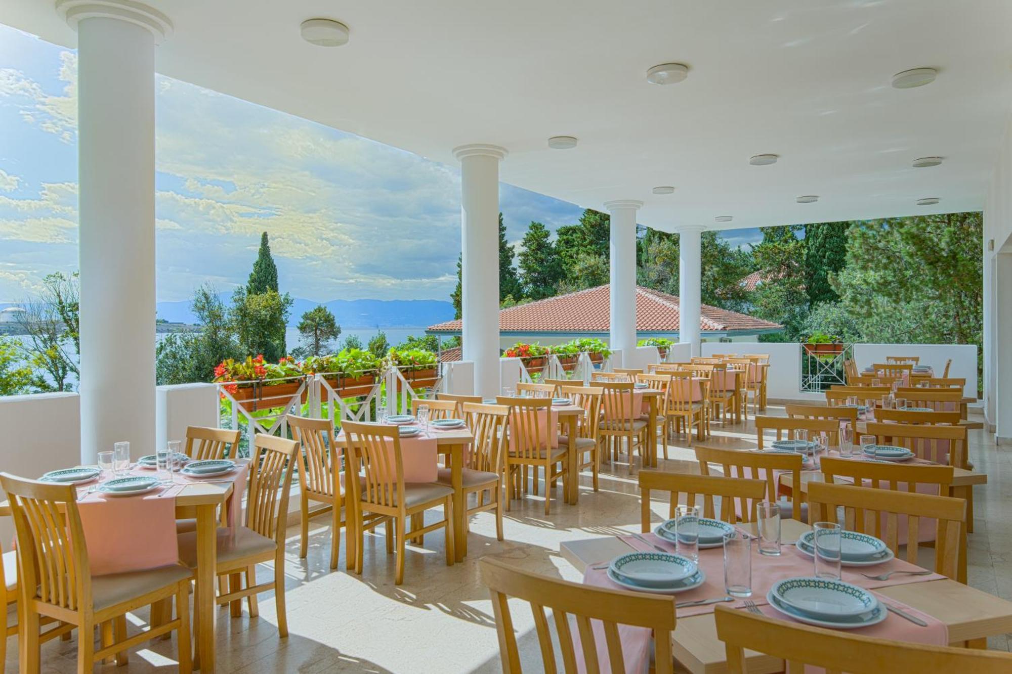 Hotel Delfin Omisalj Exterior photo