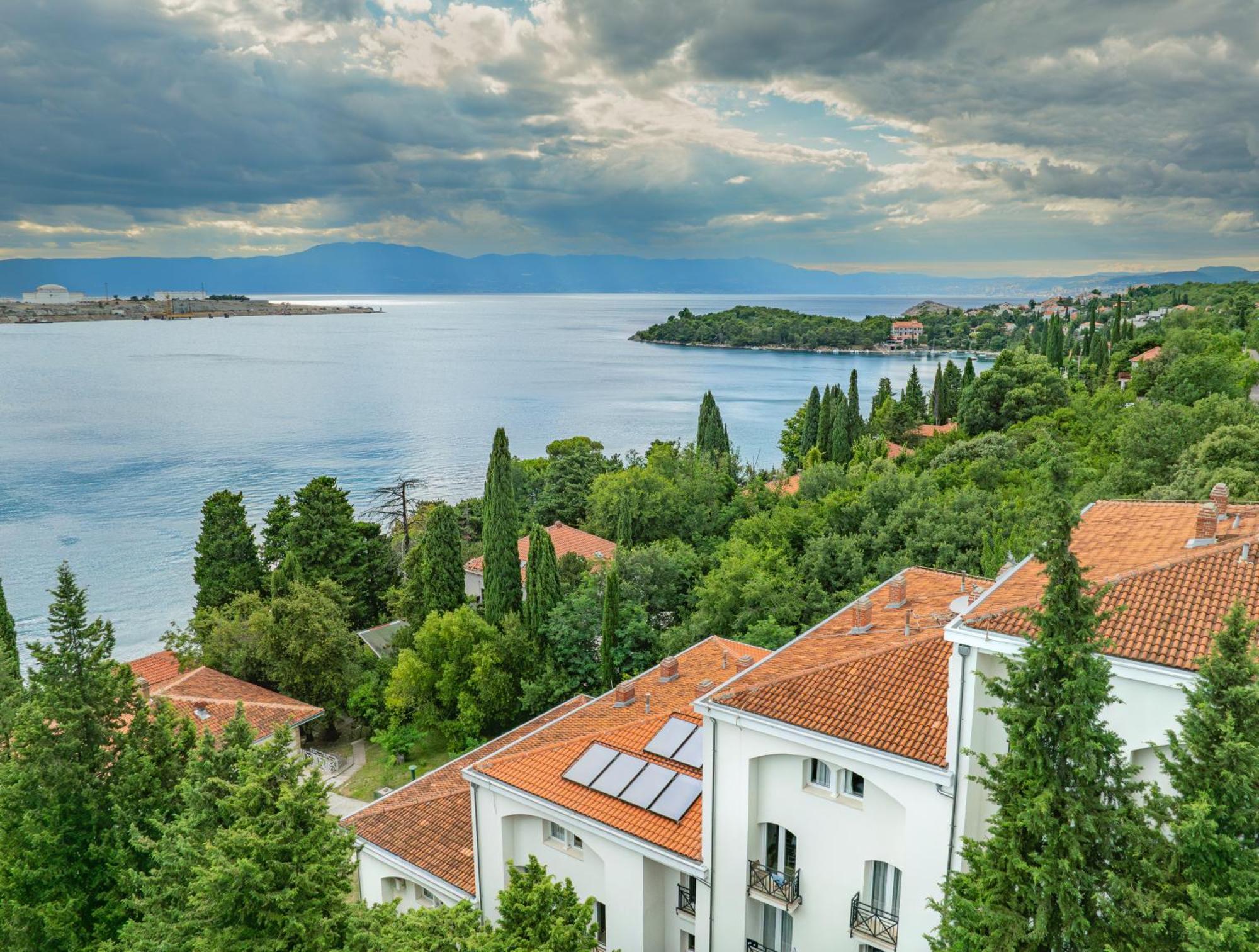 Hotel Delfin Omisalj Exterior photo
